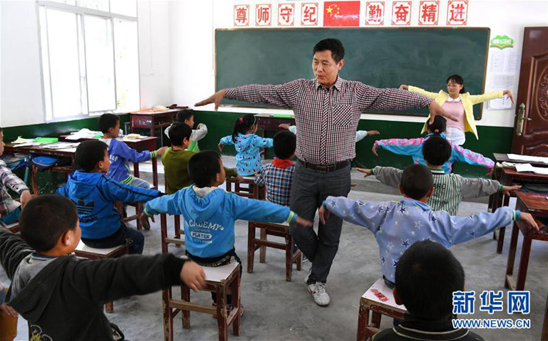 5月17日，漢中市舞蹈協會會長苗政（中）為五年級學生做舞蹈課的輔導。