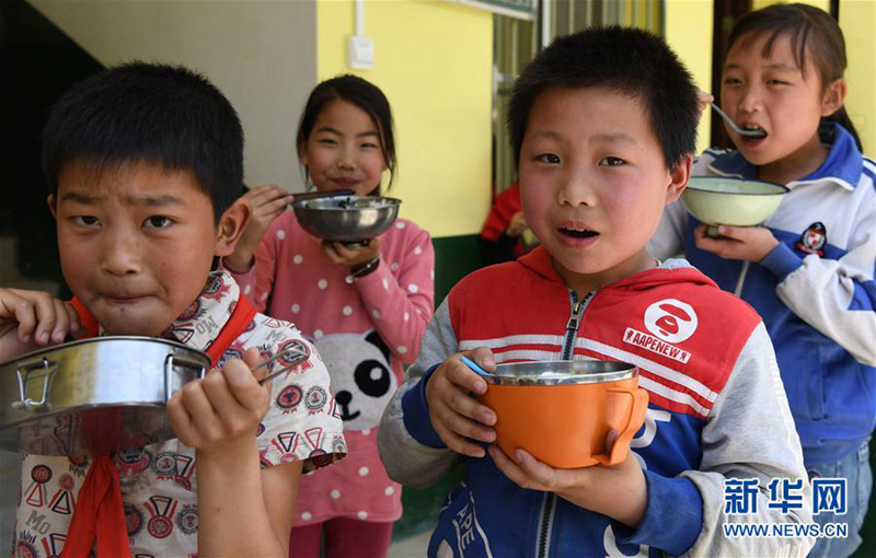 5月17日，紅魚教學點的學生在享用免費午餐。