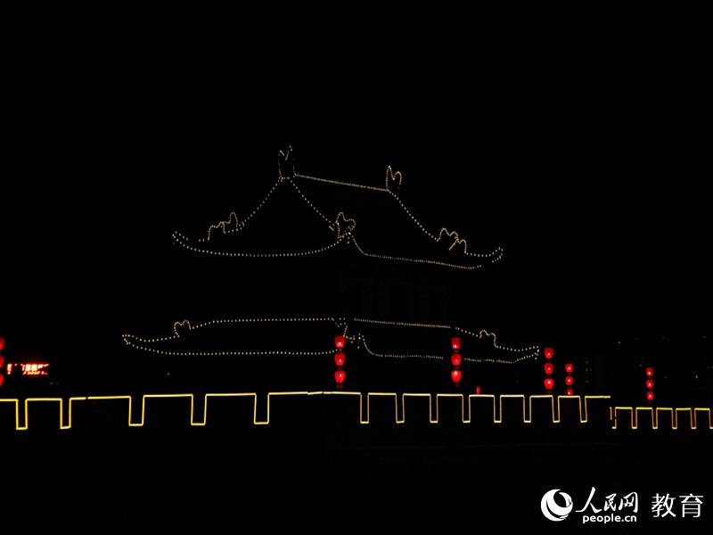 夜色下的西安城樓被霓虹燈印出剪影，遠眺燈火輝煌。這是中國現存保護最完整的古代城垣。（北京航空航天大學 宋超攝）