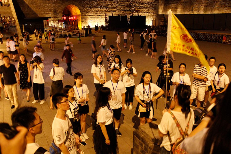大學生記者近距離參觀西安城牆。（北京航空航天大學 宋超攝）