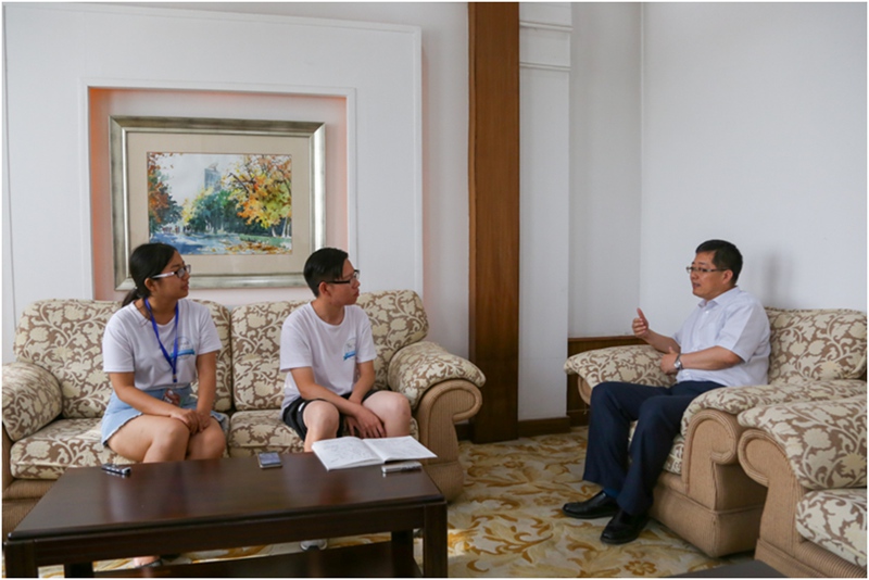 大學生記者採訪西北農林科技大學副校長羅軍（北京工商大學 蔚博洋攝）