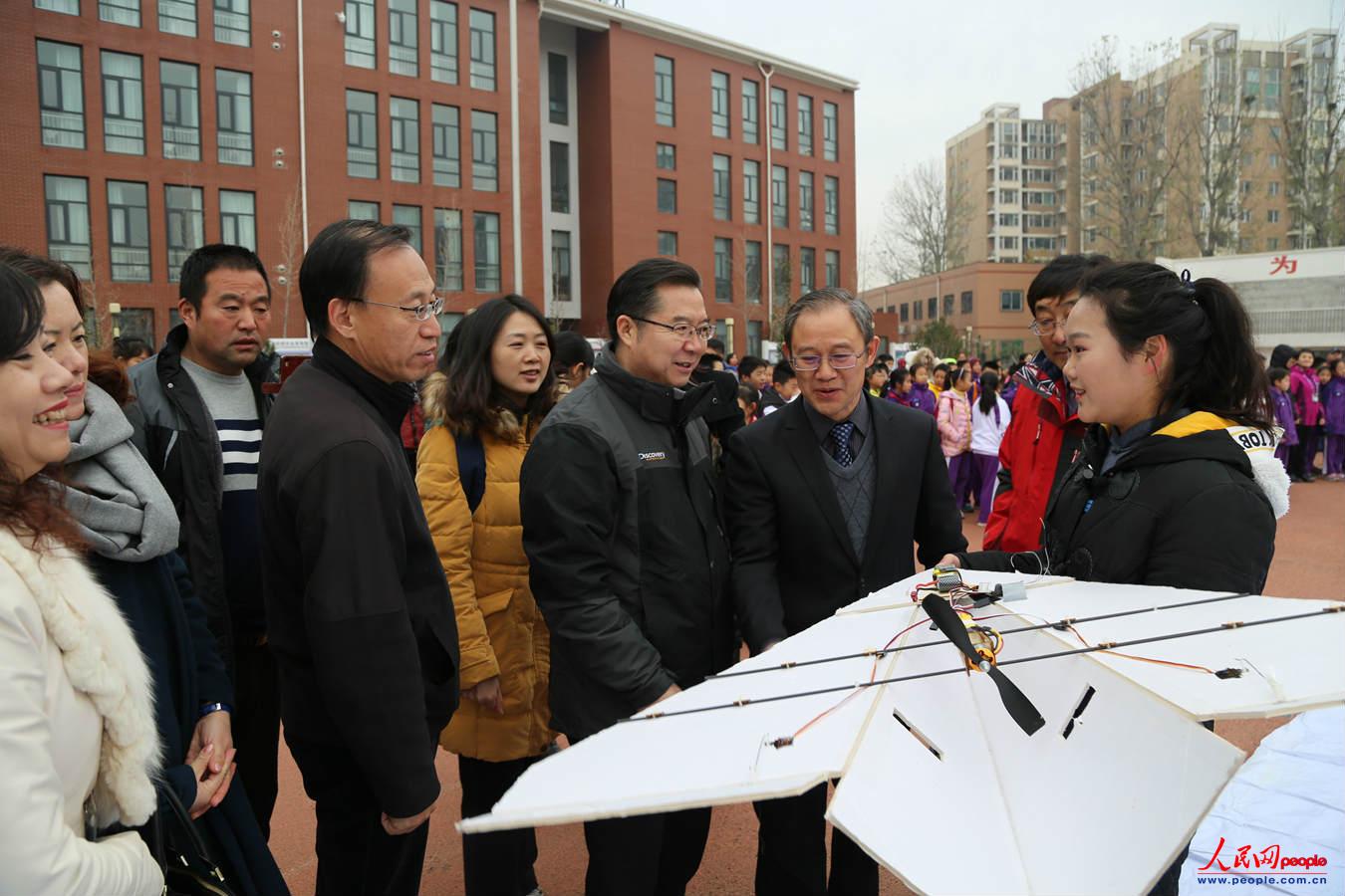 科技特長生趙培芸同學為嘉賓介紹自己的飛機