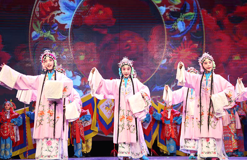首師大附屬實驗小學表演了京劇《百花盛開》、《弟子規》，使得在此觀眾真正了解家庭教育的意義。