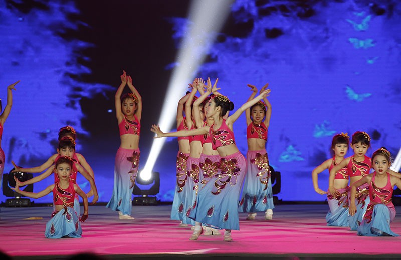日壇小學表演了開場舞《荷韻生香》，調動起了現場氣氛。