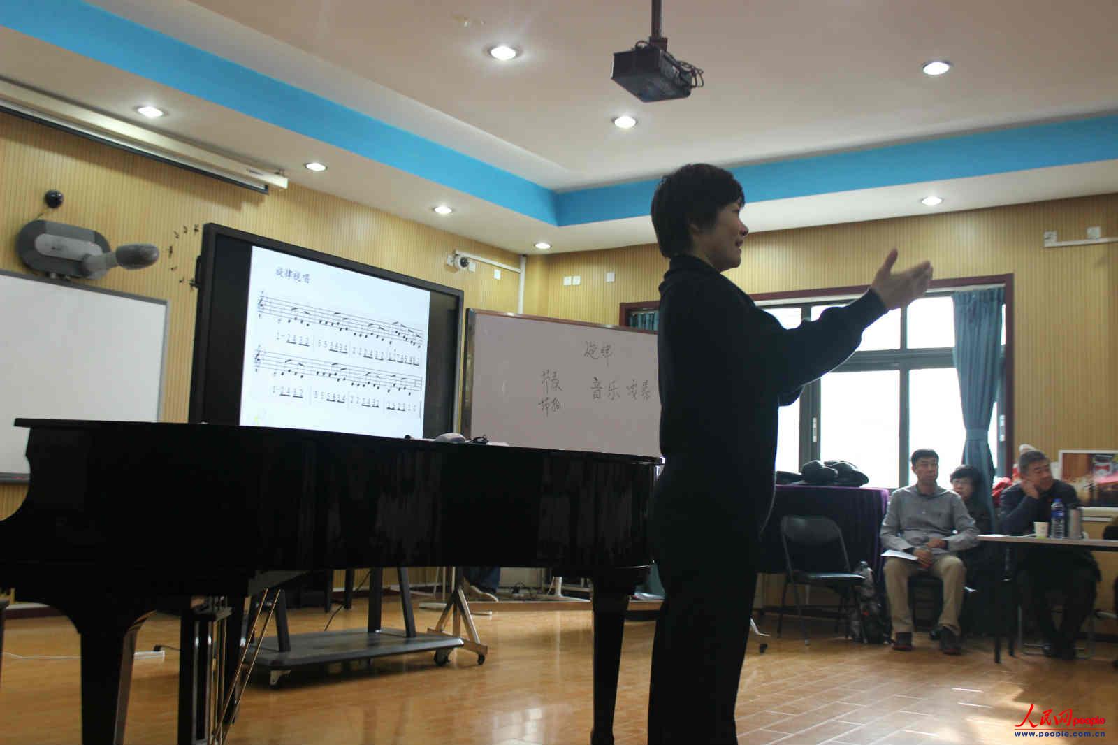 劉娜老師講授音樂課