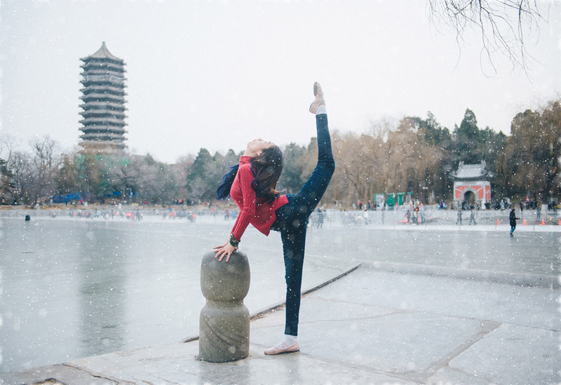 北京大學 地球與空間科學學院 曾亮  課余時間我喜歡用鏡頭記錄燕園五彩繽紛的四時風光，豐富多彩的文體生活。寒假到了，未名湖上的冰層也夠厚了。某天，路過湖邊，恰好看到的一位女生在冰面上即興起舞，果斷的用相機記錄下了這段優美的舞姿，同大家分享。
