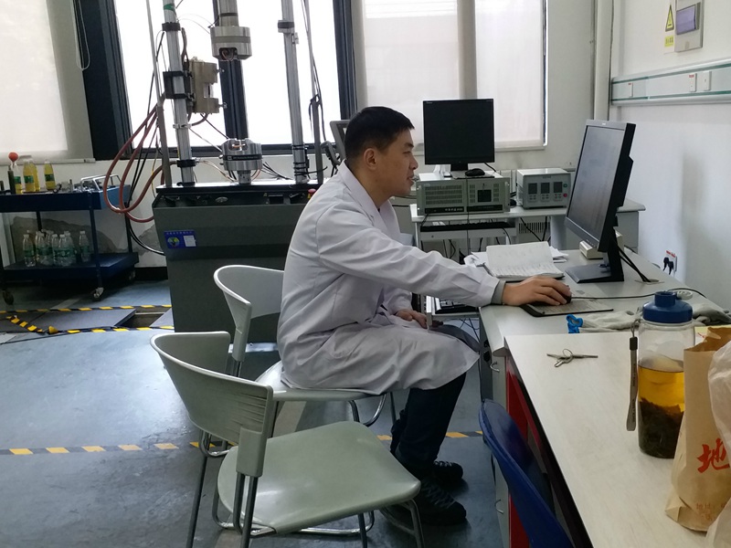 寒假中，中國礦業大學深部岩土力學與地下工程國家重點實驗室裡，工程力學2015級博士生黃鵬正在進行煤樣常規三軸抗壓實驗。