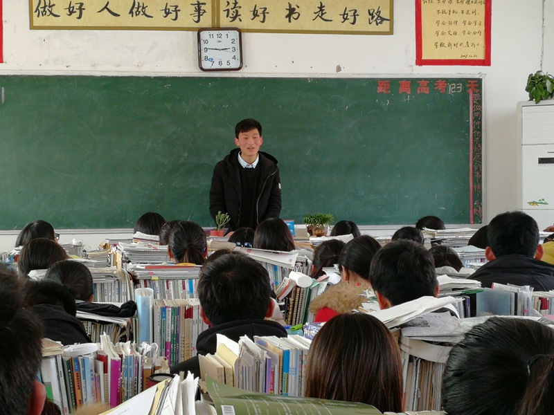中國礦業大學學生利用寒假時間回到家鄉虞城縣高級中學宣傳國家資助政策。