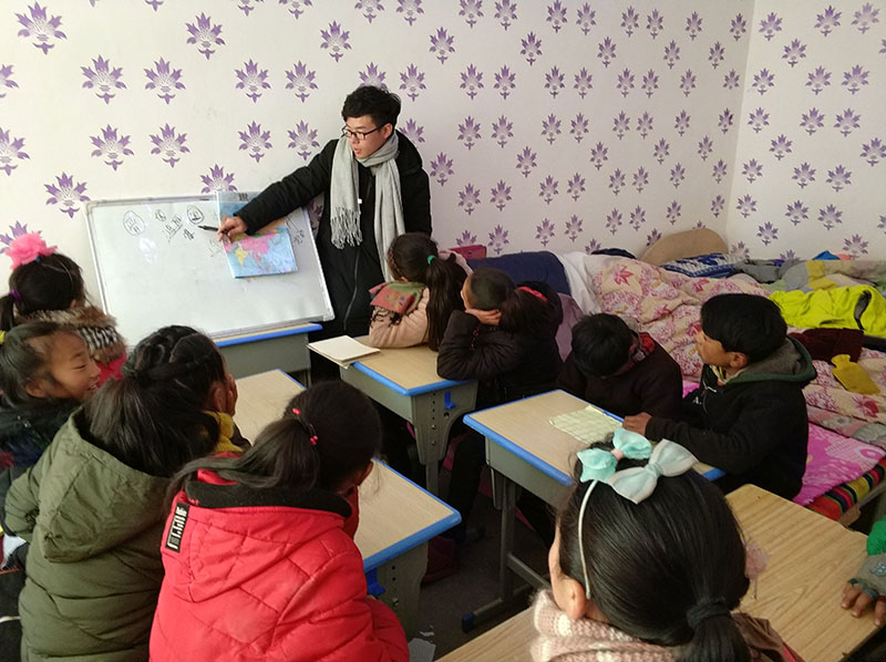 天津大學擁抱納咪實踐隊在四川鬆潘縣上納咪村開展“不走的支教”，為當地建立夢想教室，捐獻圖書三百余本。