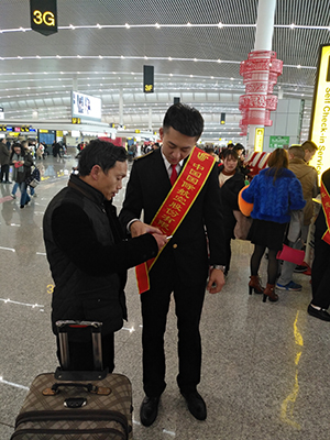 春運期間，中國民航大學的志願者在機場為旅客指引。
