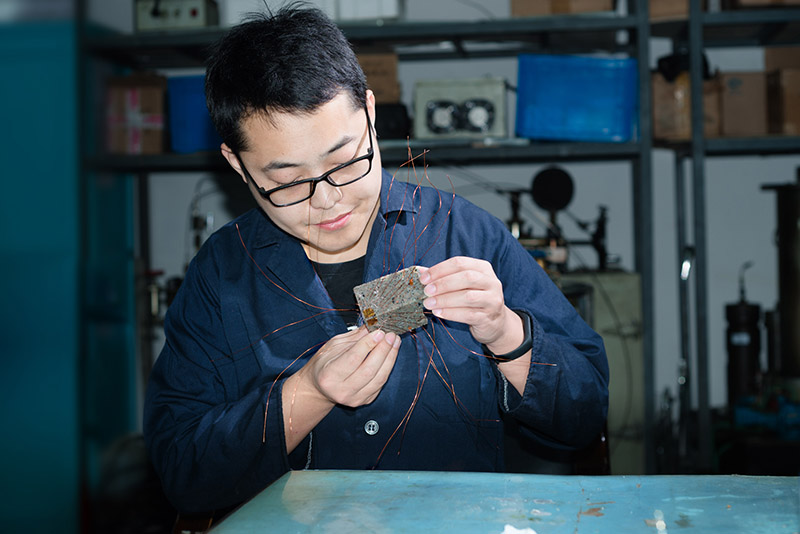 中國石油大學（華東）的學子劉鈺文在做地應力測試用的岩石樣品。左平成 攝