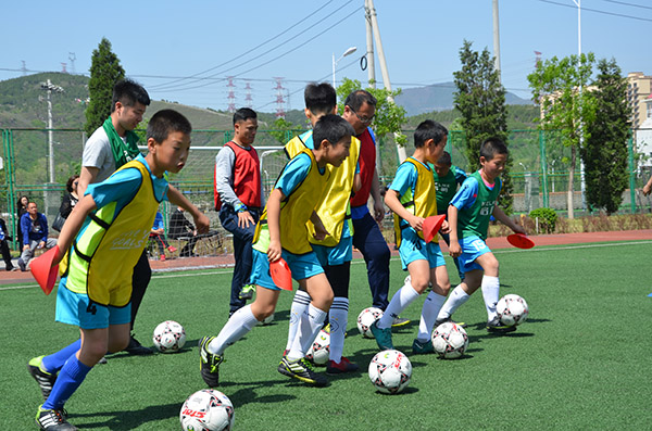 足球外教进校园 让孩子们的体育课享受量身定