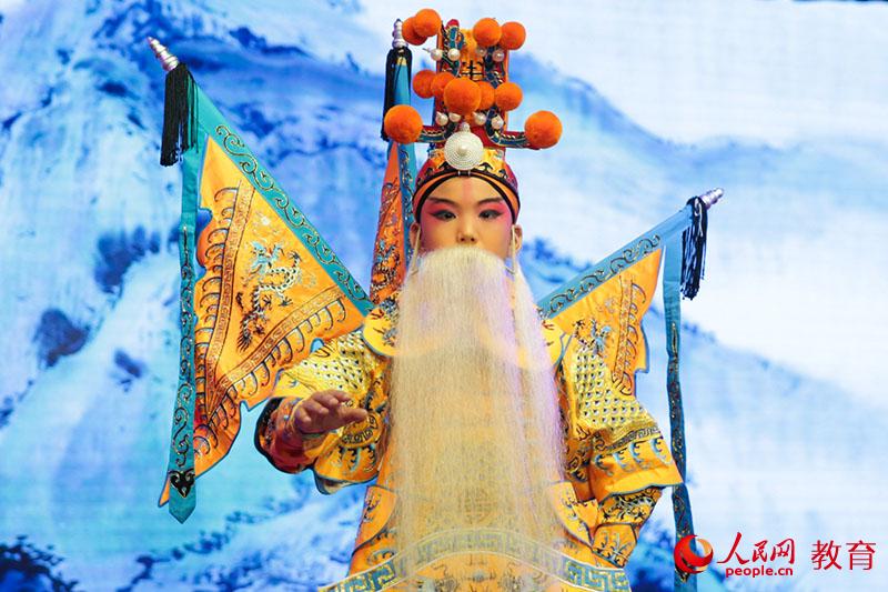 北京灯市口小学优质教育资源带第二届京剧社团专场演出。吴晨 摄