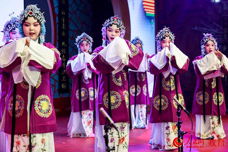 北京灯市口小学优质教育资源带第二届京剧社团专场演出。吴晨 摄