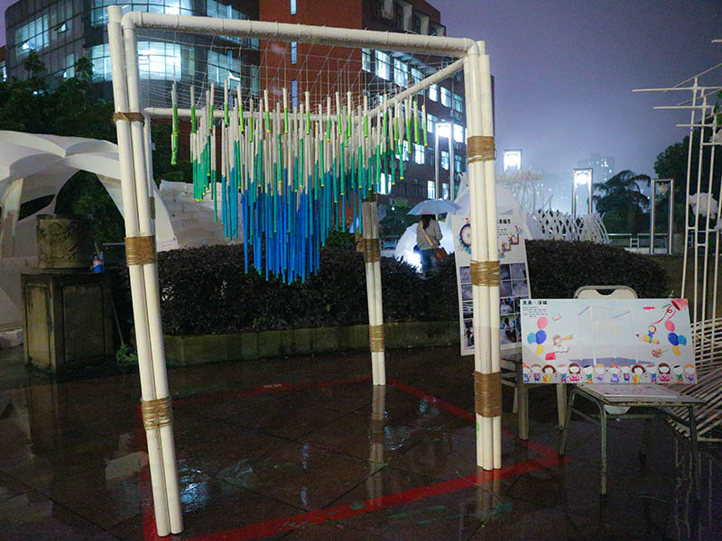 圖為作品《未來浮城》，“小小建筑師”用PVC管打造了一座漂浮的城市。