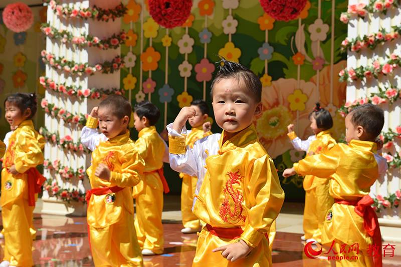 六一國際兒童節來臨之際，北京市第五幼兒園以“啟迪夢想、炫彩童年”為主題，舉行親子科技嘉年華活動。熊旭 攝