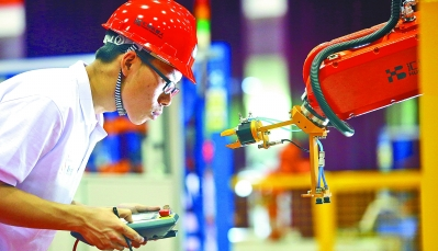 2018全國職業院校技能大賽天津賽區，一名選手正在參加高職組工業機器人技術應用項目比賽。新華社發