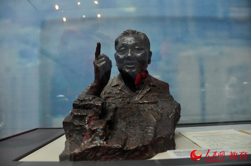 紀念鄧小平為改革開放指明了方向的塑像（攝像：北京外國語大學李紫楊）