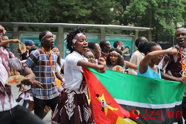 嘉年華現場莫桑比克青年展開國旗巡游