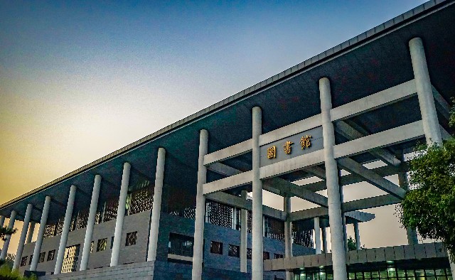 中國人民大學：圖書館的光和影。 攝影/金太陽 