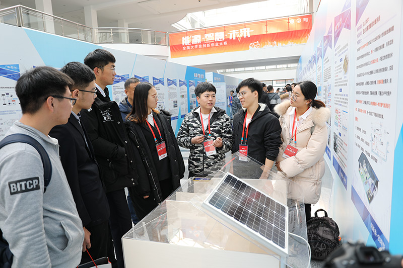 来自四川大学的参赛队员介绍其参赛作品“区域化管理职能地暖系统”。刘积舜/摄