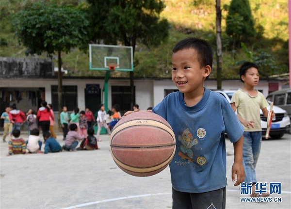 在广西都安瑶族自治县东庙乡三团小学，学生在课间打篮球（11月6日摄）。