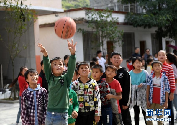 在广西都安瑶族自治县下坳镇隆麻小学，学生在课间打篮球（11月6日摄）。