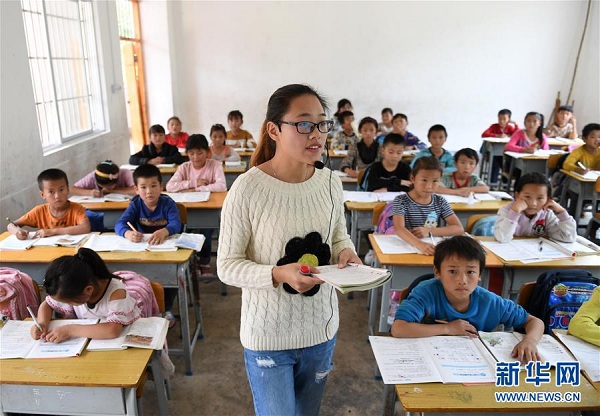 在广西都安瑶族自治县下坳镇隆麻小学，一名老师给学生上课（11月6日摄）。