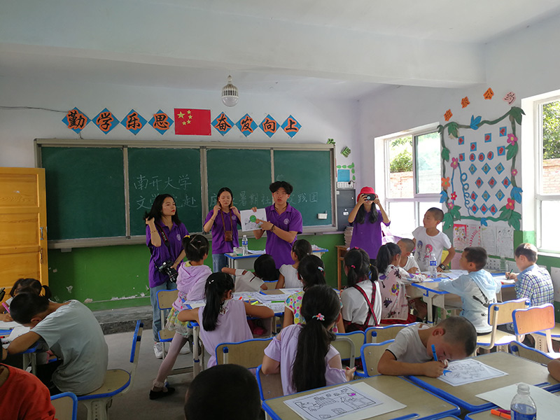 实践队在席河小学为孩子们带来绘画课堂。