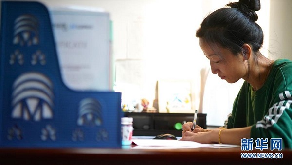 11月26日，曾文萍在学校的办公室内备课。