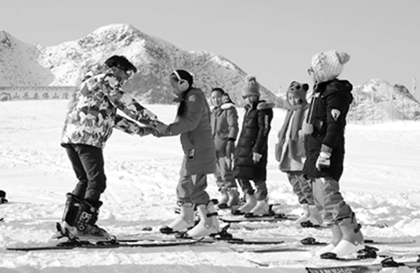 甘肃1.9万名学生免费体验滑雪运动