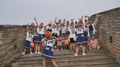 2018年8月，无声合唱团的孩子们在长城的合影。受访者供图