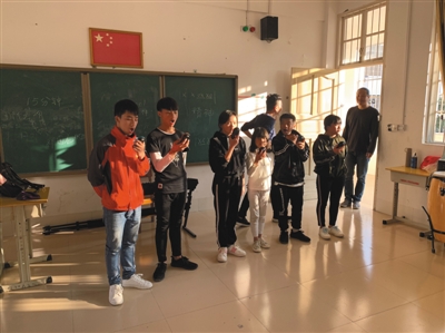 孩子们使用校音器练习。新京报记者 赵蕾 摄