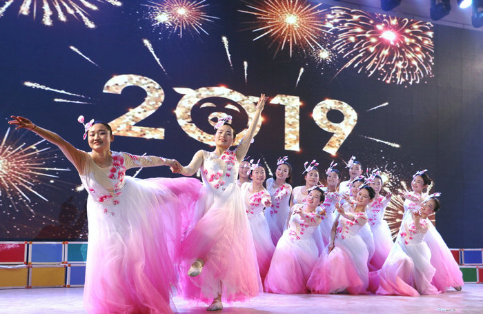 幼儿教师编排舞蹈 礼赞幸福中国