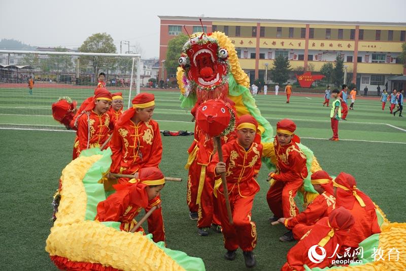 蘆溪古城獨角縮龍是萍鄉市蘆溪縣的傳統民俗舞蹈，源南學校舞龍社團的學生正在練習。何淼攝