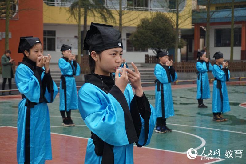 源南學校注重學生傳統文化的學習，同學們在用丁笛演奏《龍的傳人》。何淼攝