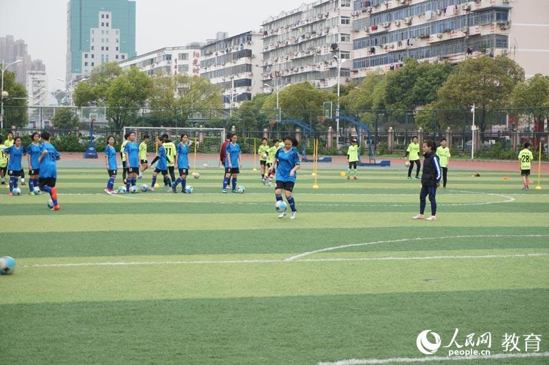 育新學校足球社團的學生在利用課余時間進行專業訓練。何淼攝