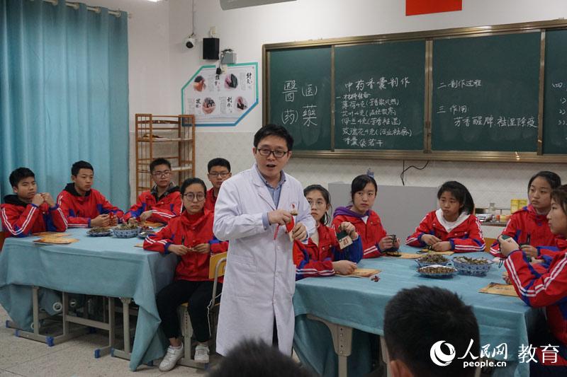 碟子湖學校弘揚中華傳統文化，老師給初二年級學生講授中醫藥知識並帶領大家制作中藥香囊。何淼攝