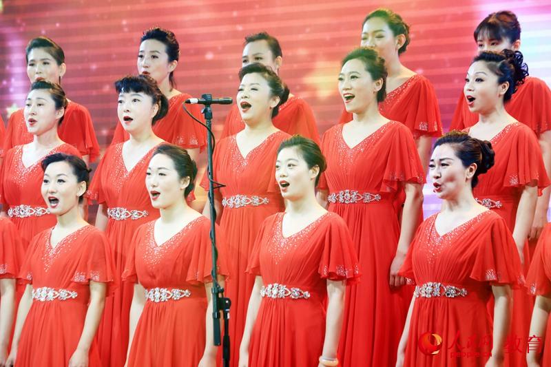 北京西城区教师合唱团表演《我的祖国》 姜真/摄