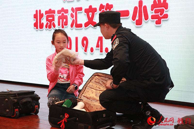 海关总署北京缉私犬基地警官和学生一起表演校园剧