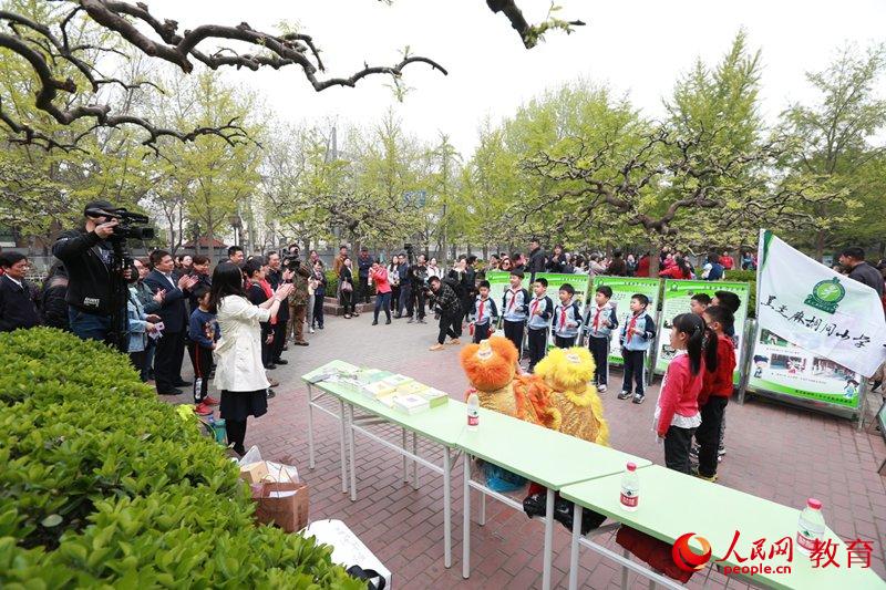 在龙爪槐广场，黑芝麻胡同小学的孩子们介绍老北京胡同文化 刘毅/摄