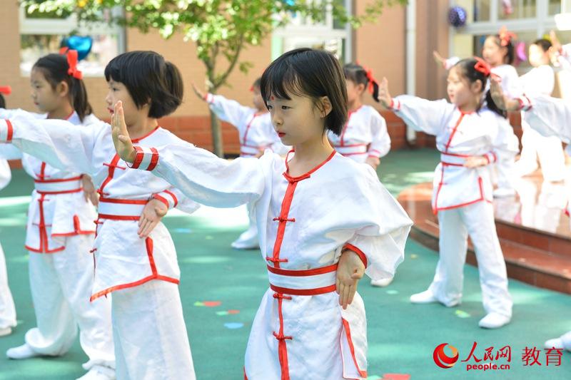 六一國際兒童節來臨之際，北京市第五幼兒園以“童年的夢 未來的歌”為主題，舉行親子嘉年華活動。熊旭 攝