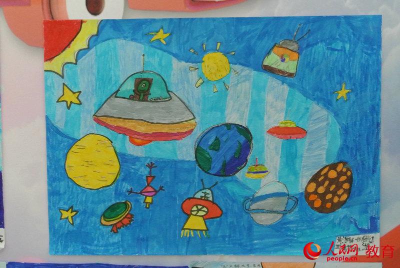學生用畫筆繪出自己的航天夢 郝孟佳/攝
