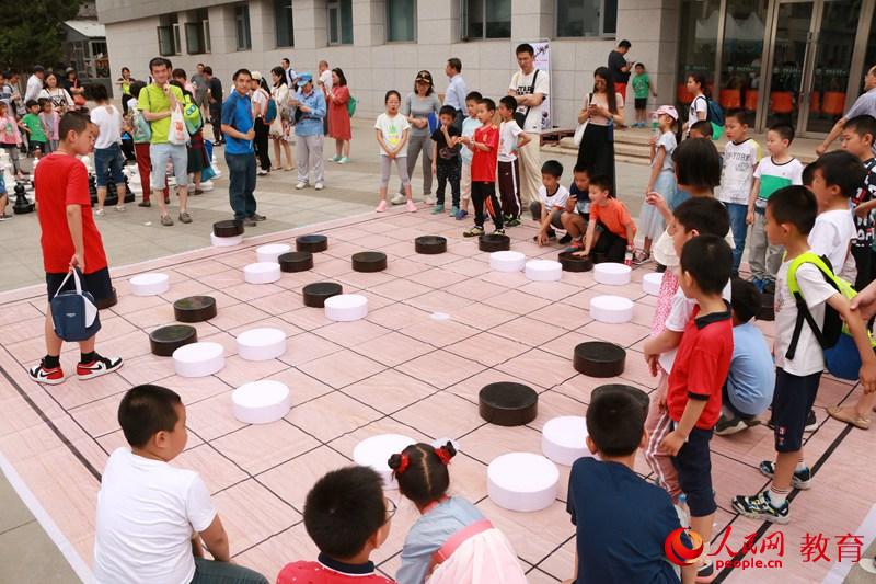 中国儿童中心园内开展“喜迎六一 祝福祖国 争做新时代好儿童”主题游园活动。卢静/摄