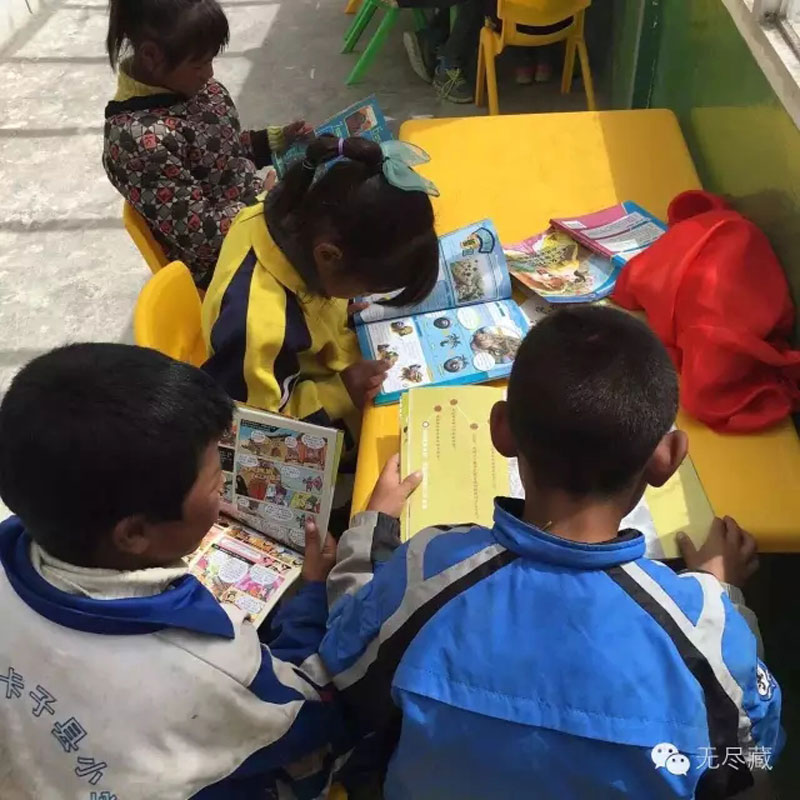 領取捐贈書籍的西藏兒童  “童畫壹拍”主辦方/供圖