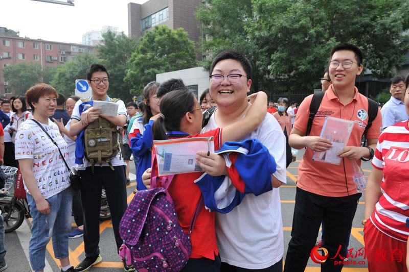 學校領隊老師擁抱即將進入北京廣渠門中學考點的考生 熊旭/攝