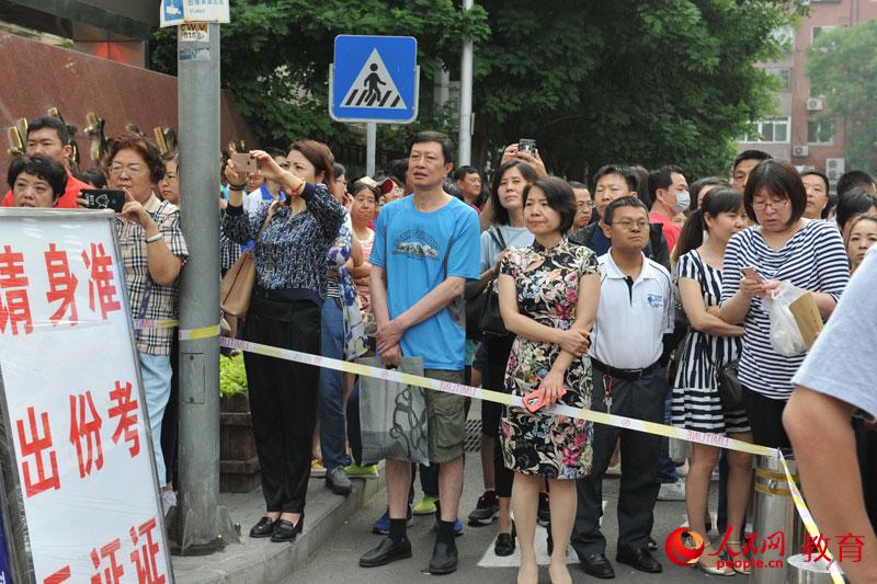 家長在警戒線外目送孩子進入北京廣渠門中學考點 熊旭/攝