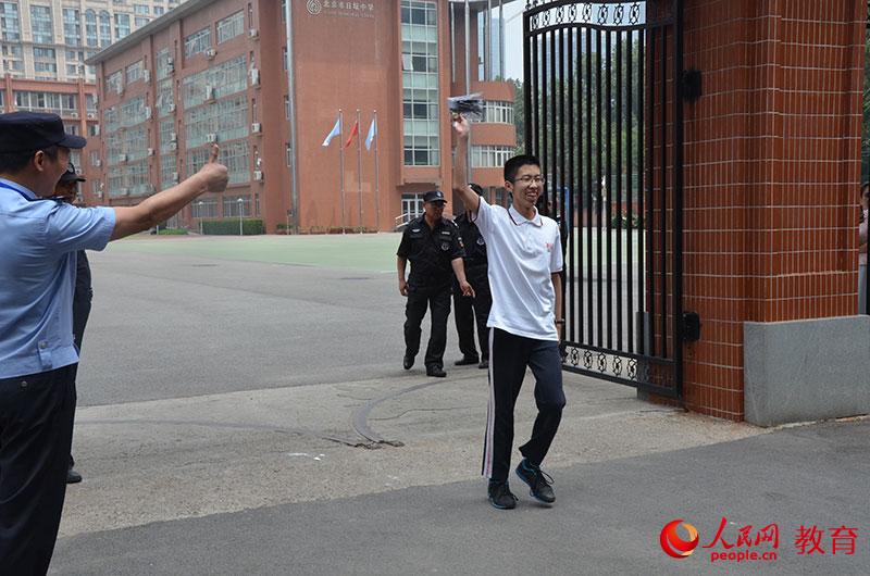 7日上午，北京日壇中學考點語文考試結束，第一位走出考場的考生 曹雯/攝