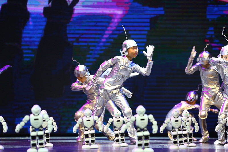 機器人與男生舞蹈團共舞 朱博/攝