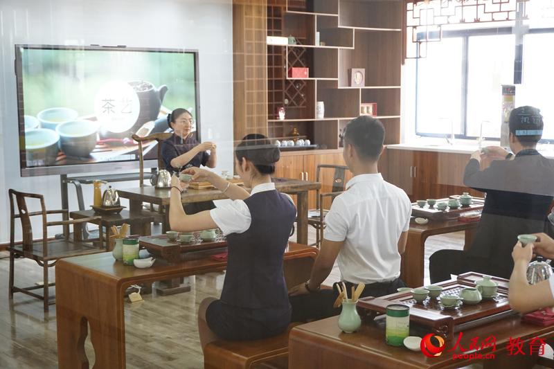 威海职业学院的学生在酒店服务实训中心进行茶艺学习 何淼/摄